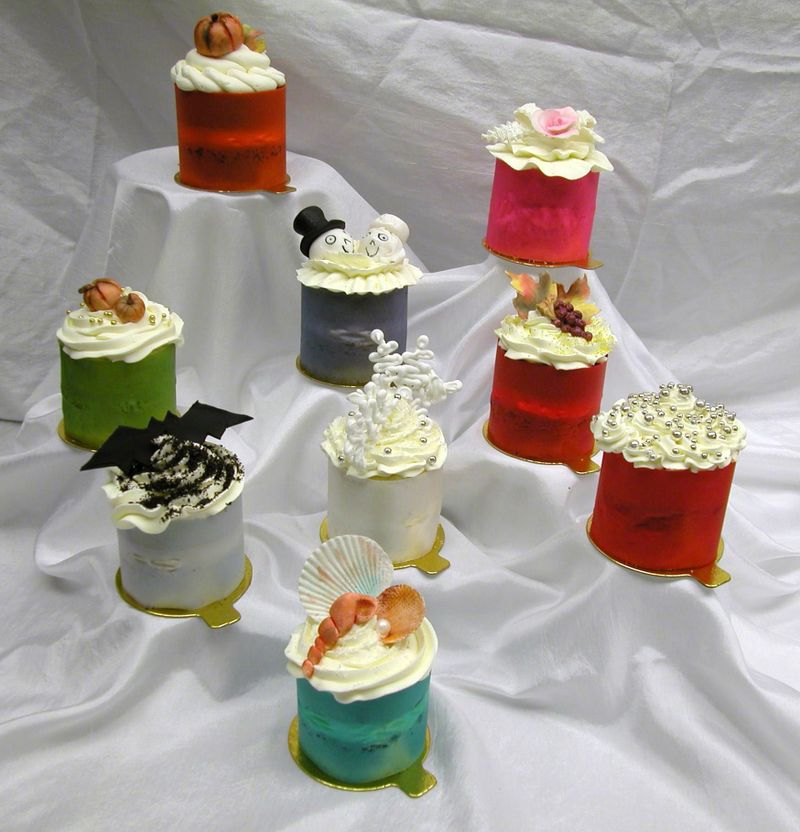 individual wedding cakes. (individual wedding cakes)
